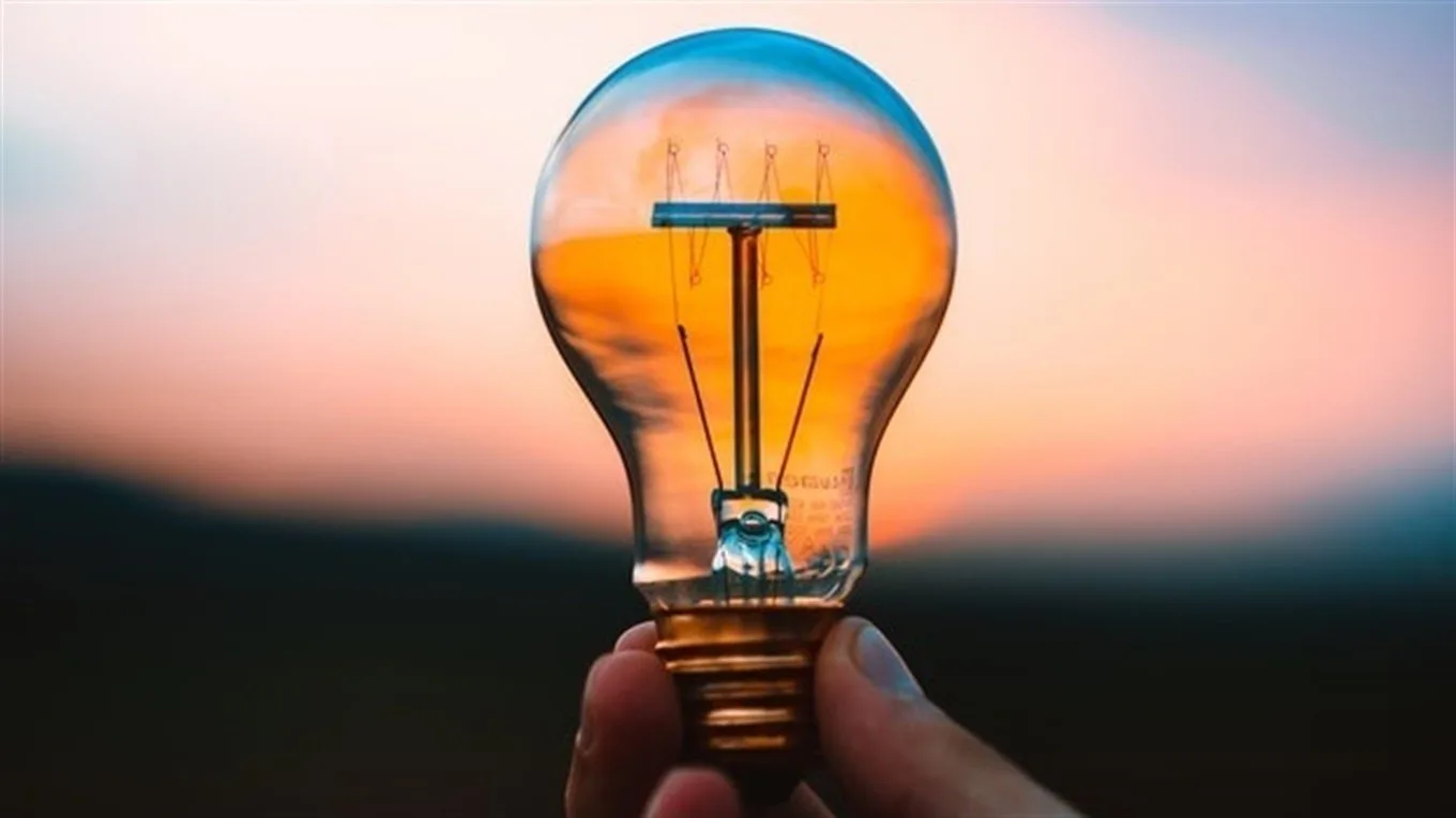 Лампочка на тлі заходу сонця