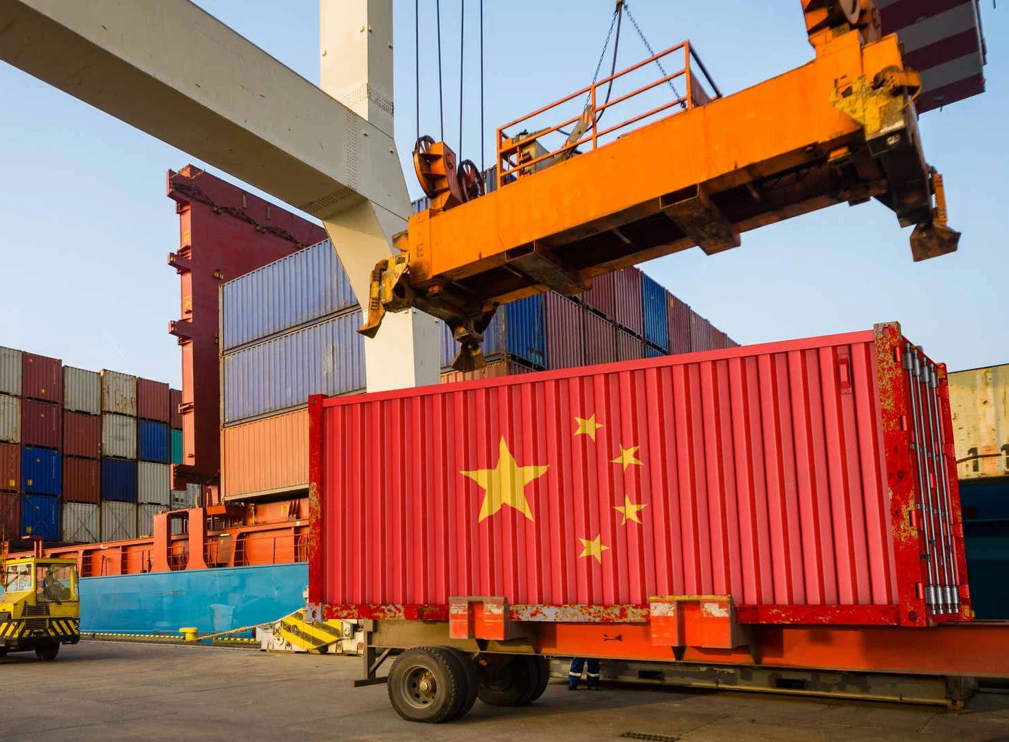 Вантажний контейнер з китайським прапором у порту