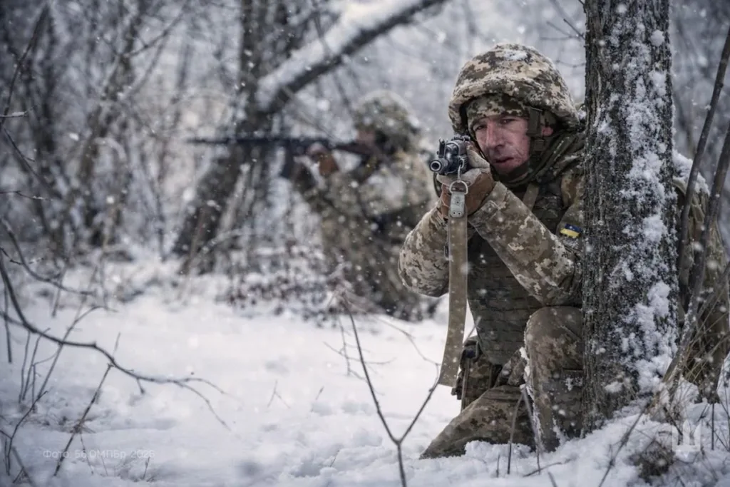 Українські солдати на позиціях узимку в лісі