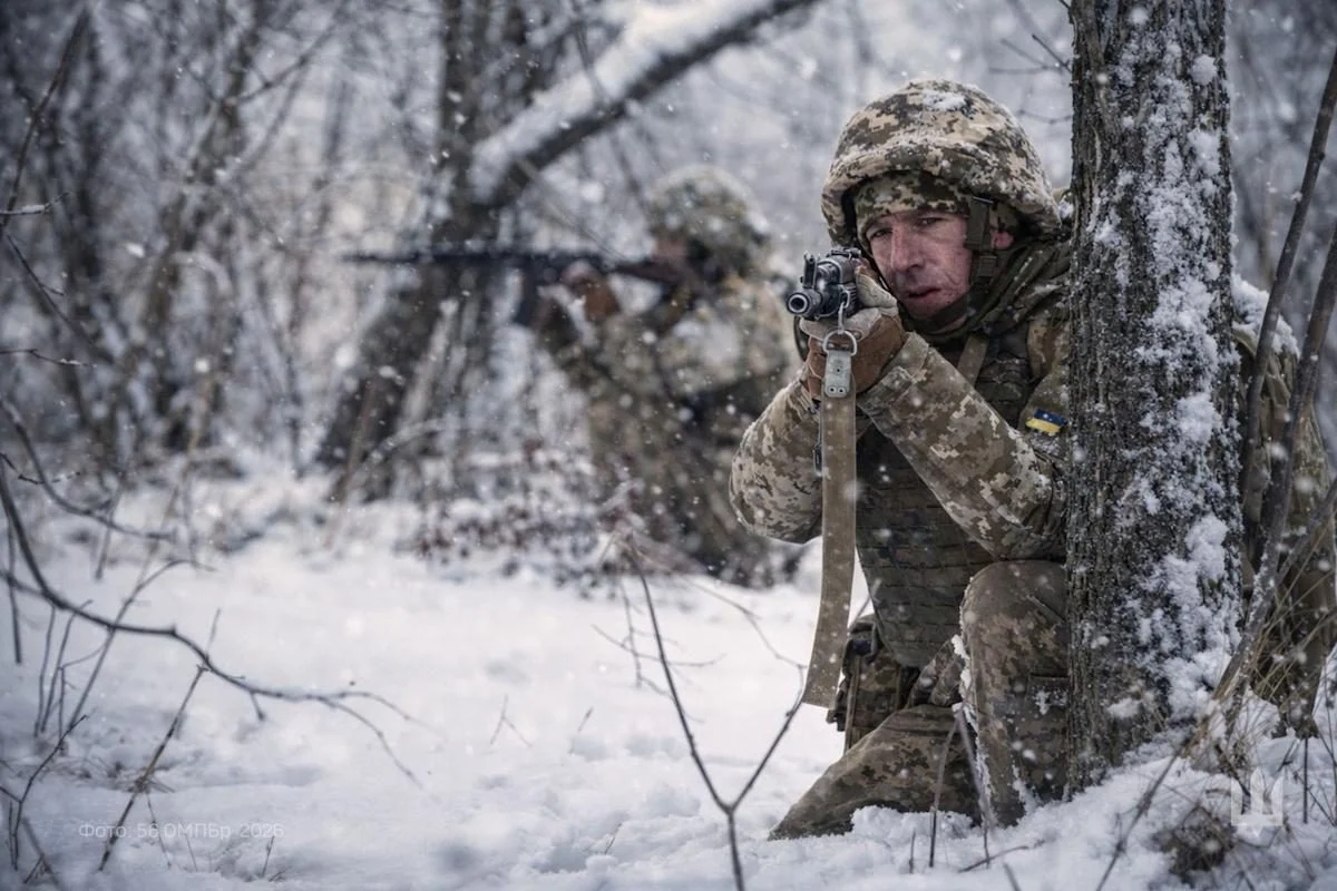 Українські солдати на позиціях узимку в лісі