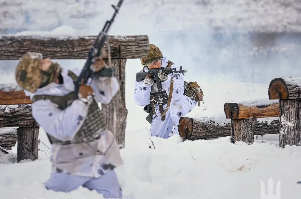 Військові тренуються в зимових умовах зі зброєю