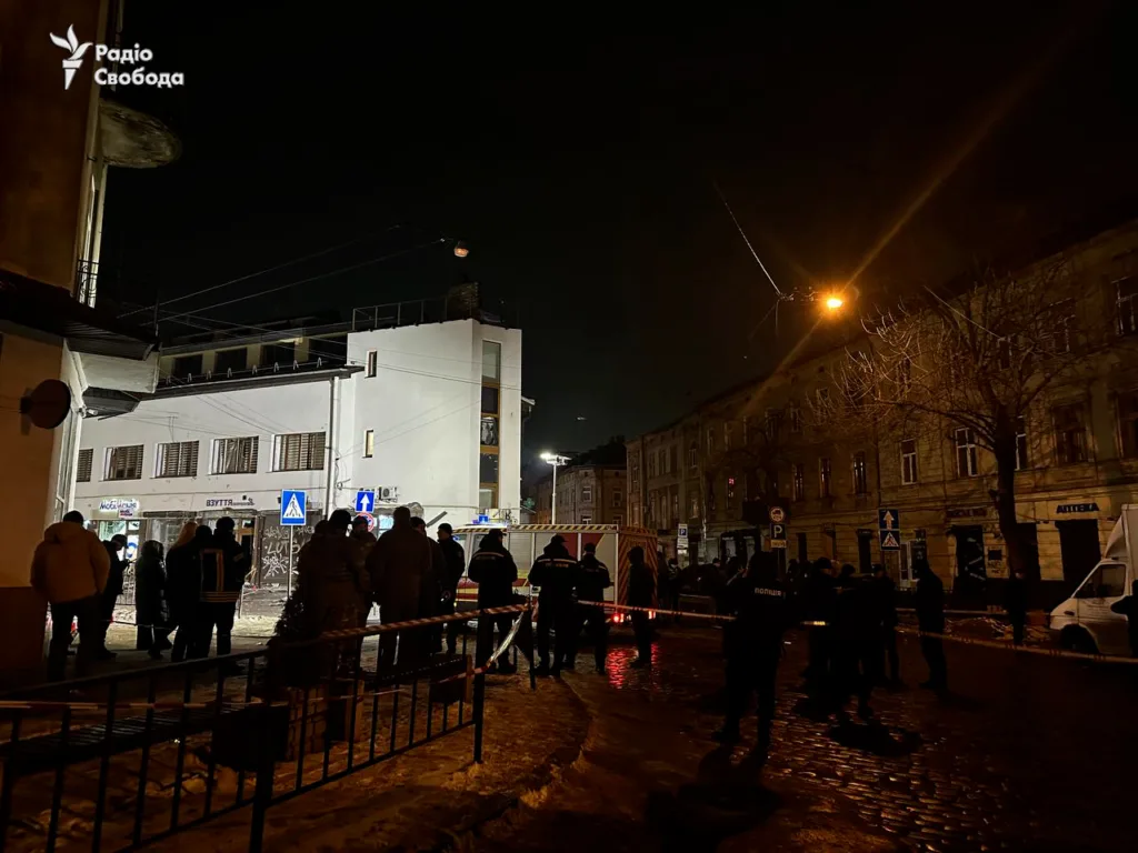 Поліція і швидка на місці події вночі