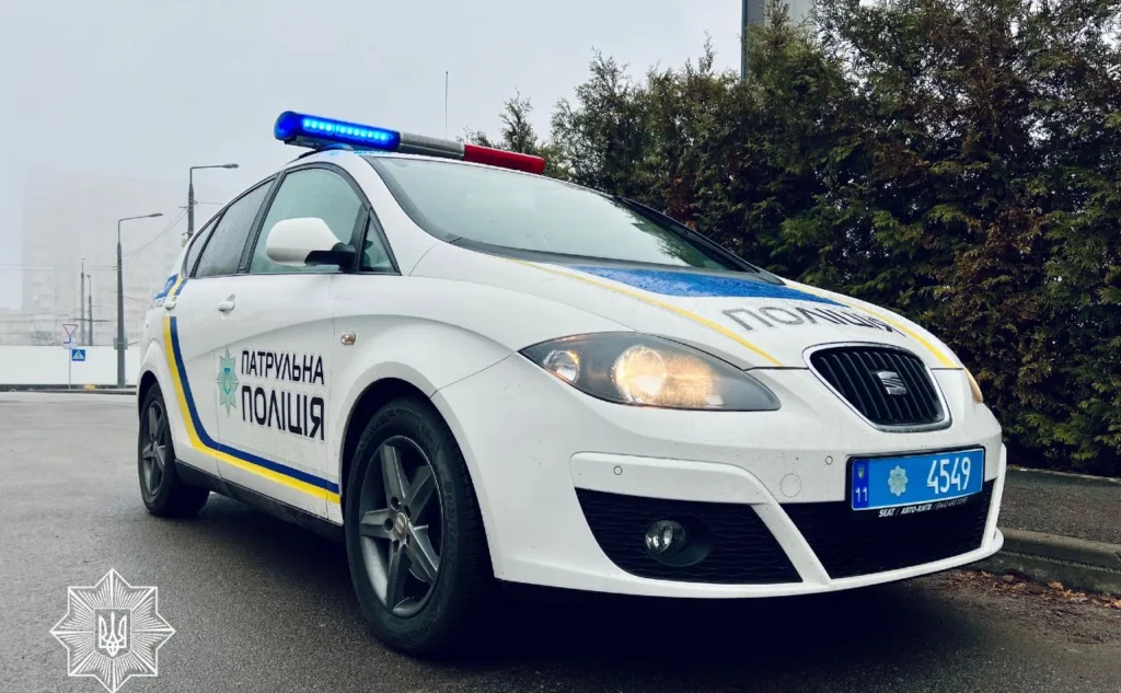 Патрульний поліцейський автомобіль на міській вулиці