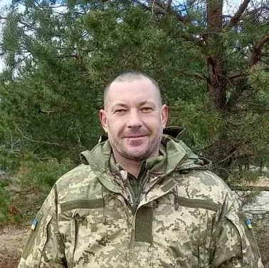 Український військовий у камуфляжі на природі