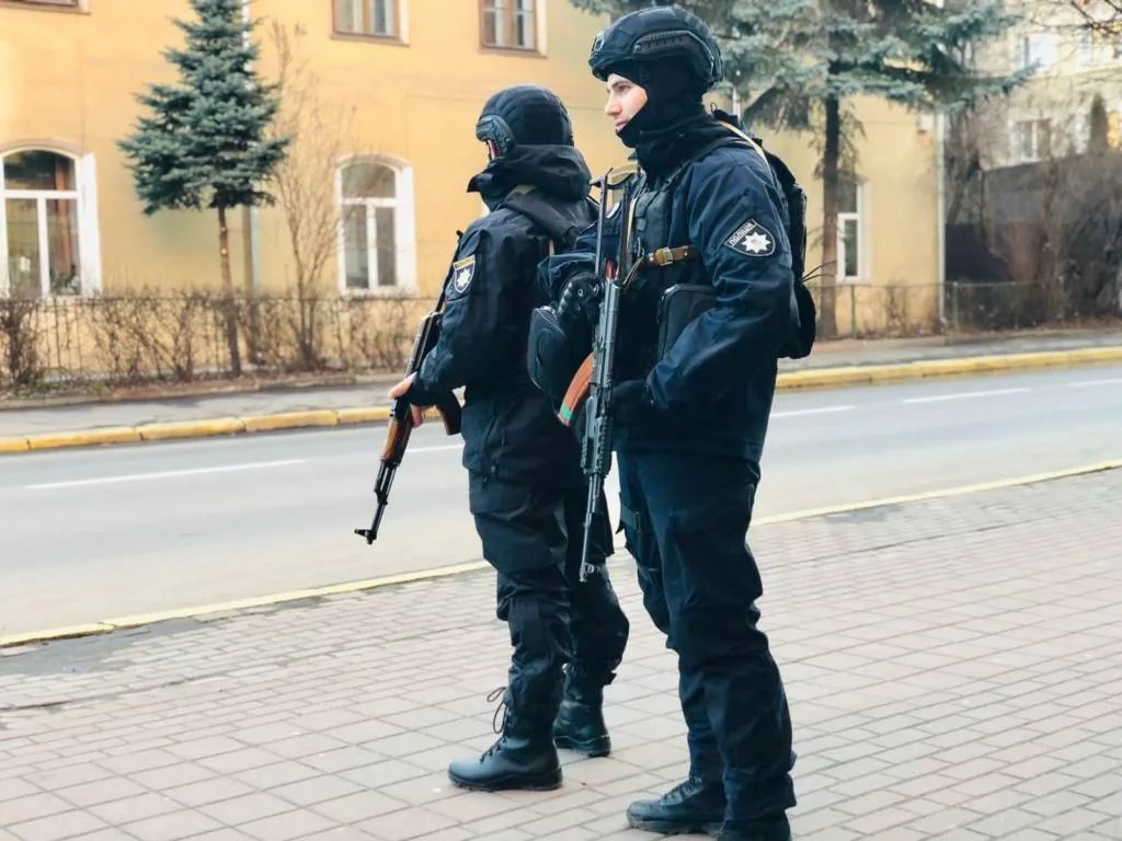 Озброєні поліцейські патрулюють міську вулицю