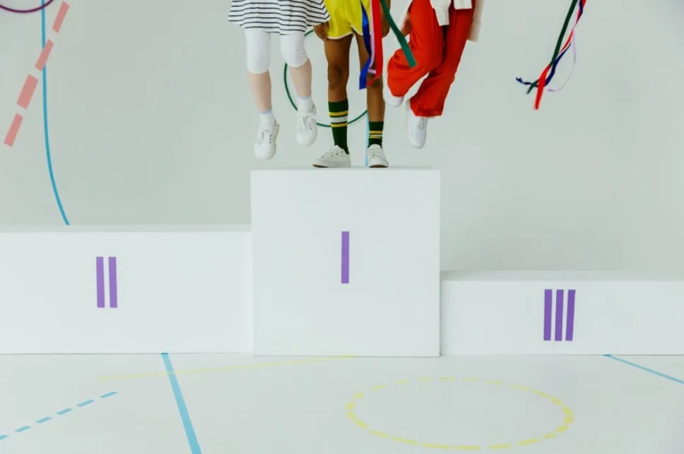 Діти стрибають на п'єдесталі переможців