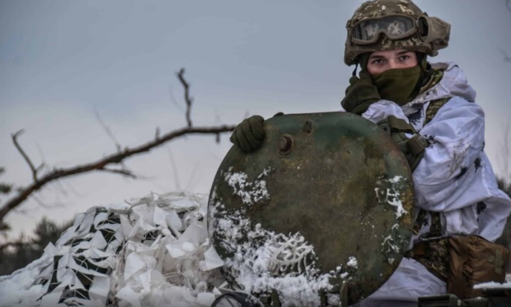 Військовий у зимовому камуфляжі на позиції
