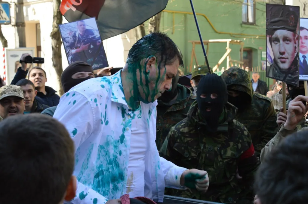 Чоловік облили зеленкою серед натовпу протестувальників