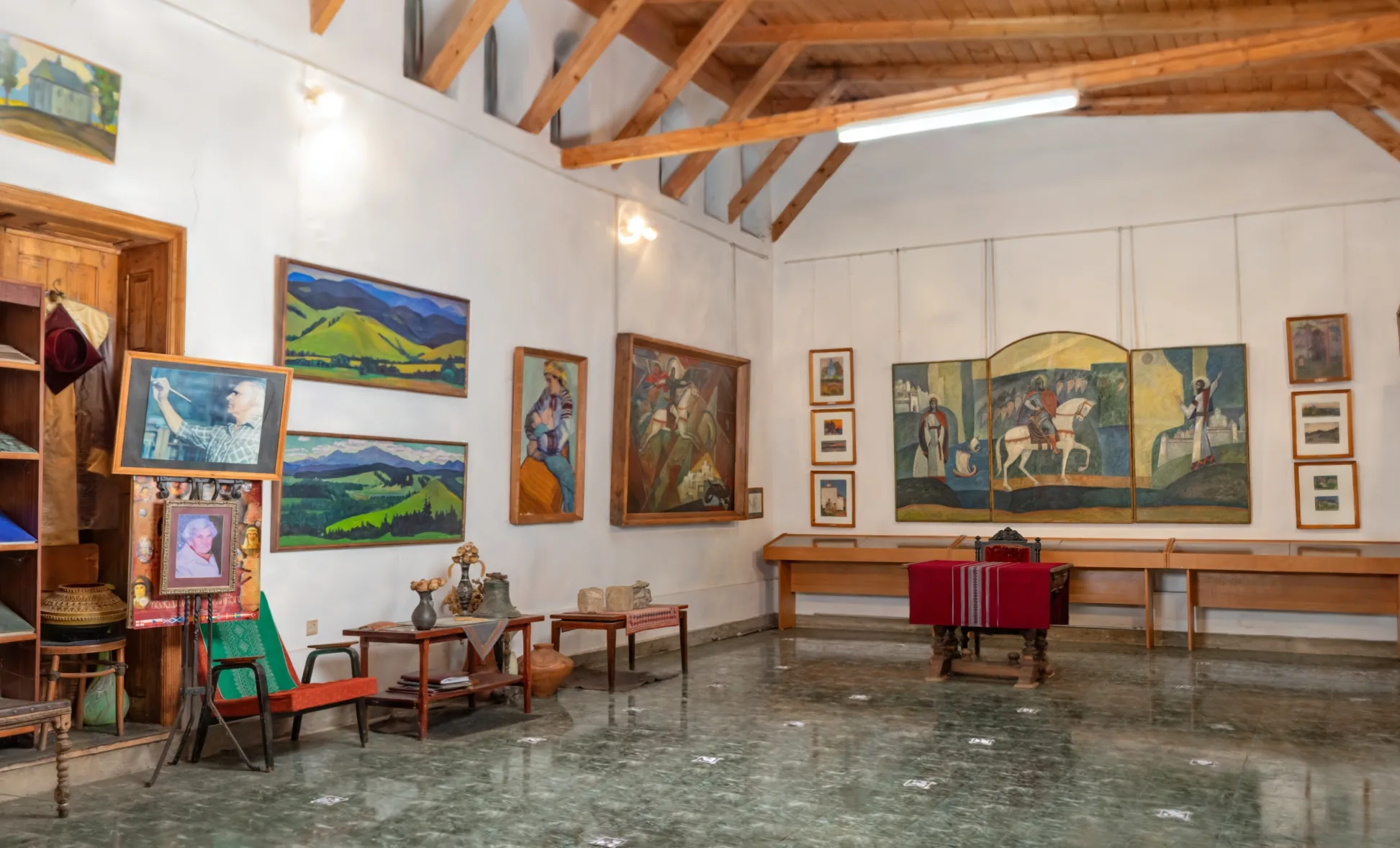 Музейна зала з українськими картинами на стінах