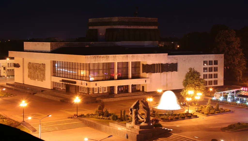 Драматичний театр уночі з підсвіткою та фонтаном