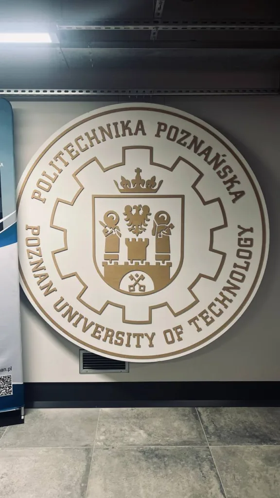 Логотип Познанського університету технологій на стіні