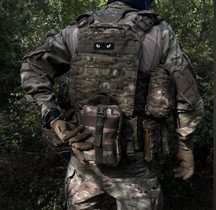 Військовий у камуфляжі стоїть у лісі