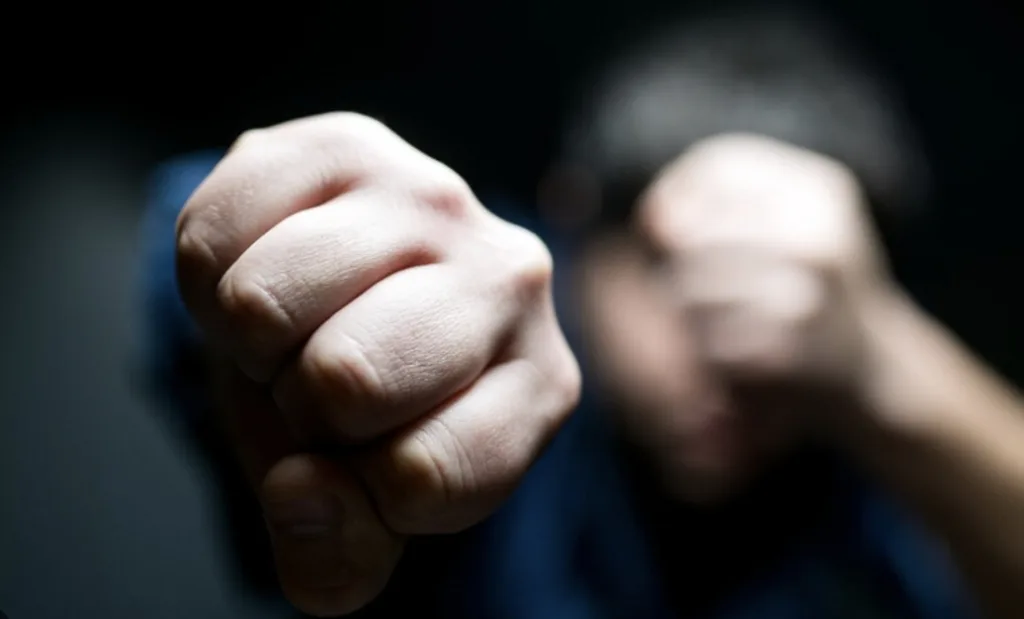 Крупний план стисненого кулака людини