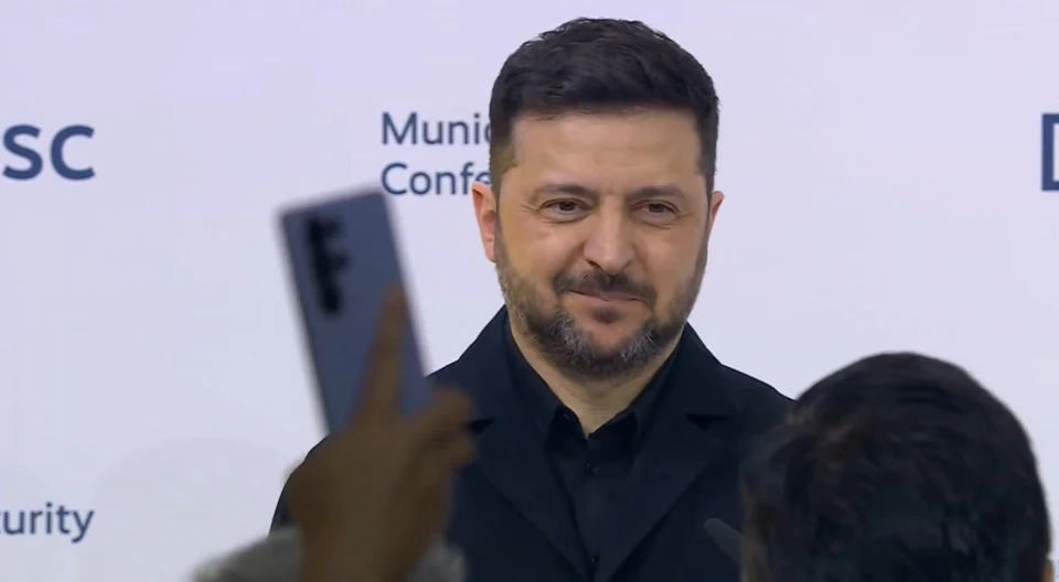 Чоловік виступає на конференції безпеки