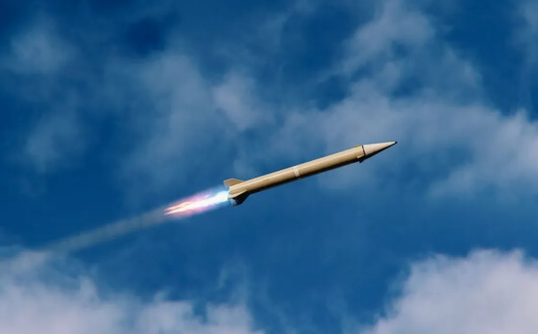 Ракета летить у синьому небі