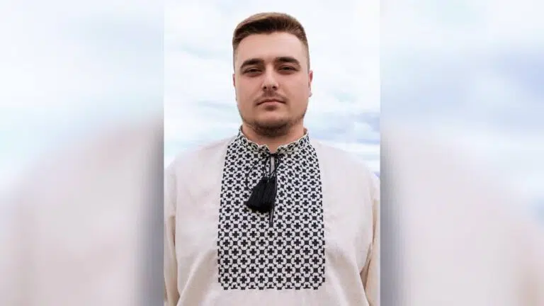 Чоловік у вишиванці на фоні неба