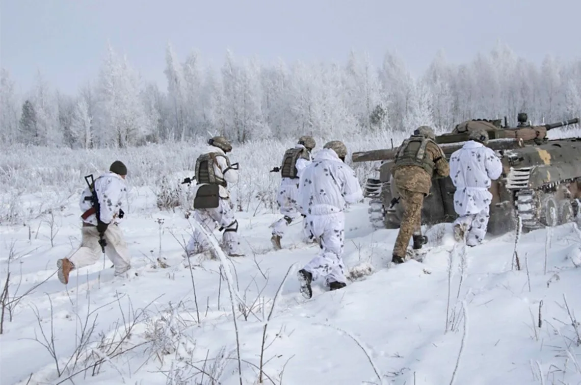 Військові на навчаннях у зимовому снігу