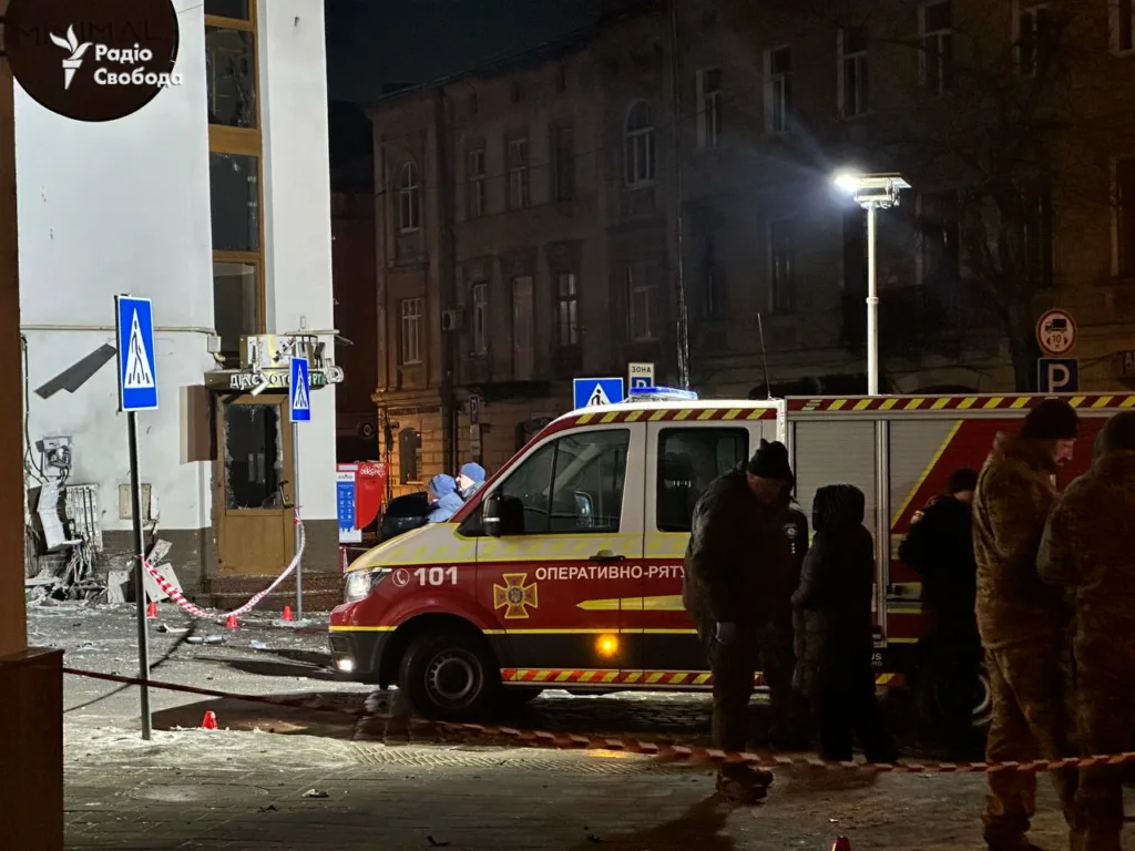 Пожежна машина біля пошкодленої будівлі вночі