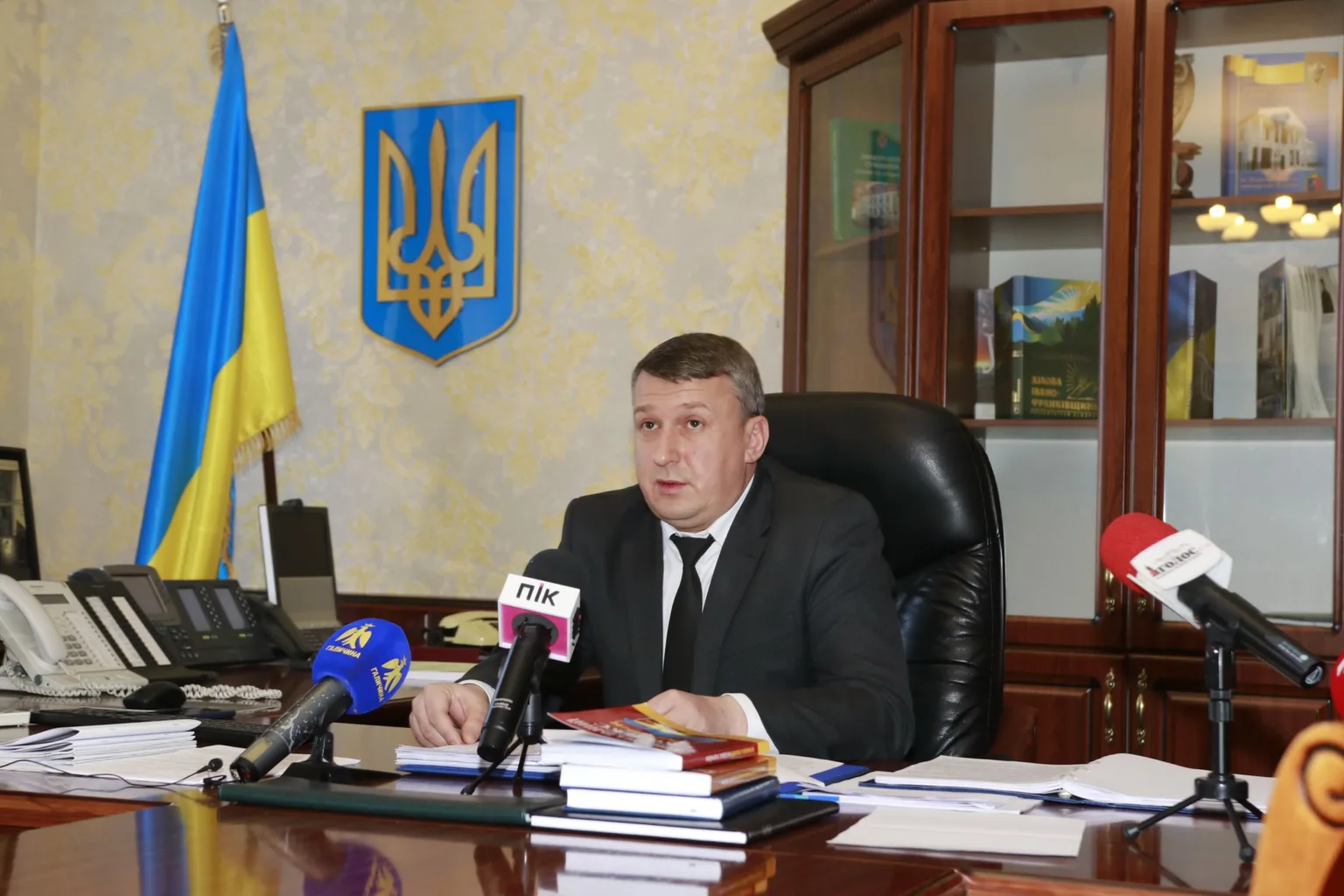 Чоловік проводить пресконференцію в офісі України