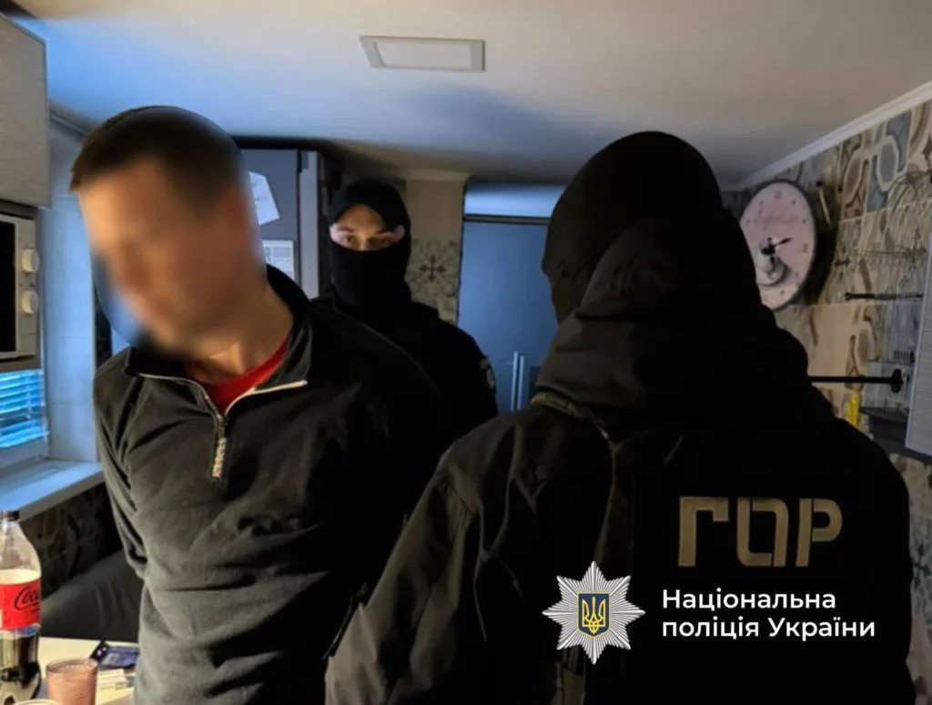 Поліція України затримує підозрюваного в квартирі