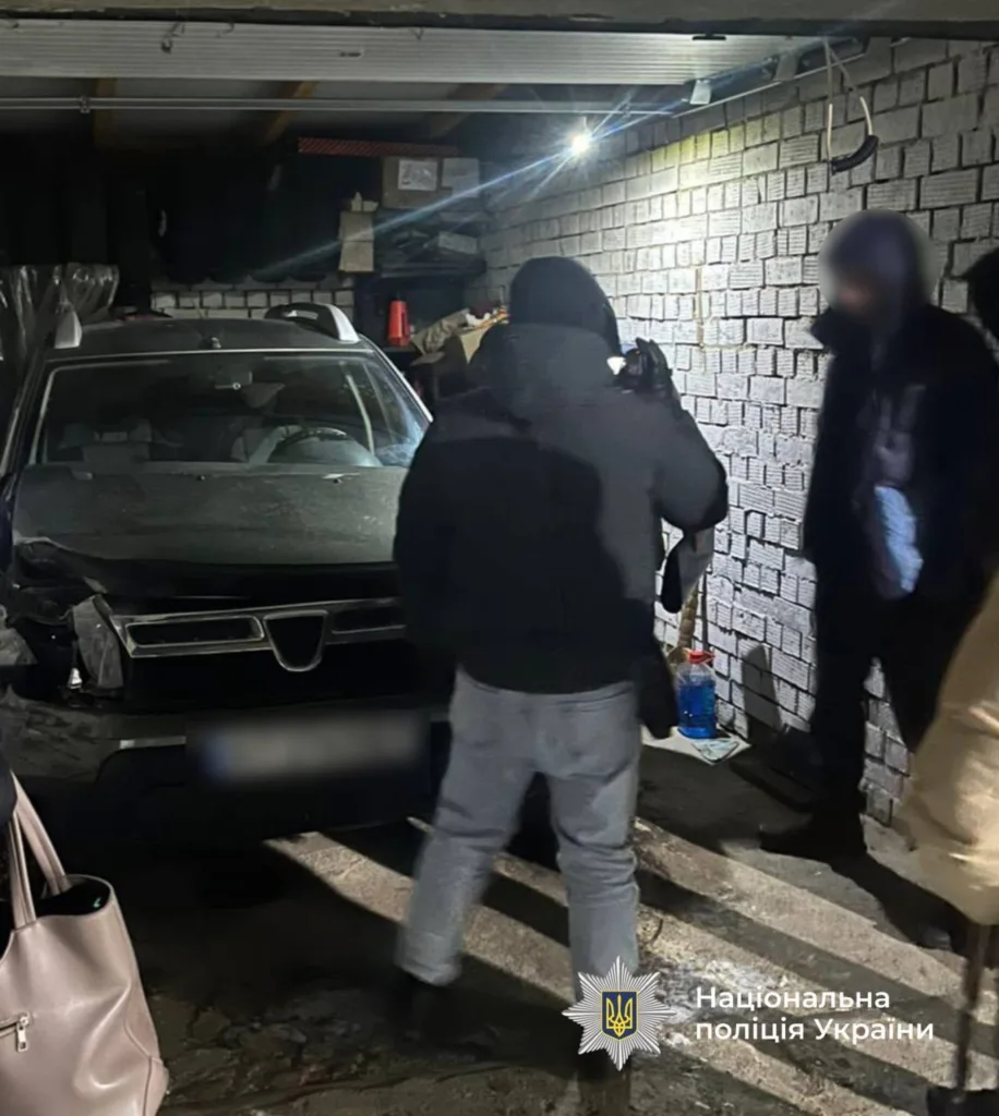 Поліцейські оглядають автомобіль у гаражі