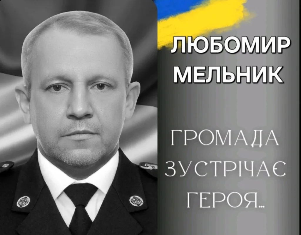 Чорно-біле фото військового з українським прапором