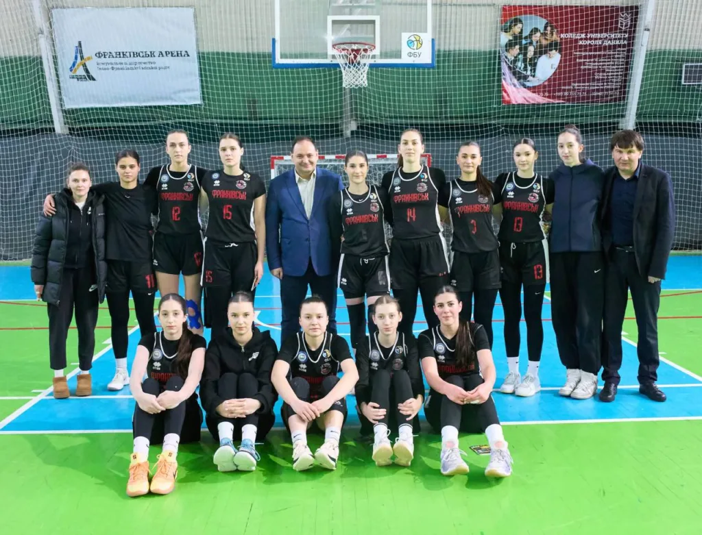 Жіноча баскетбольна команда на спортивному майданчику