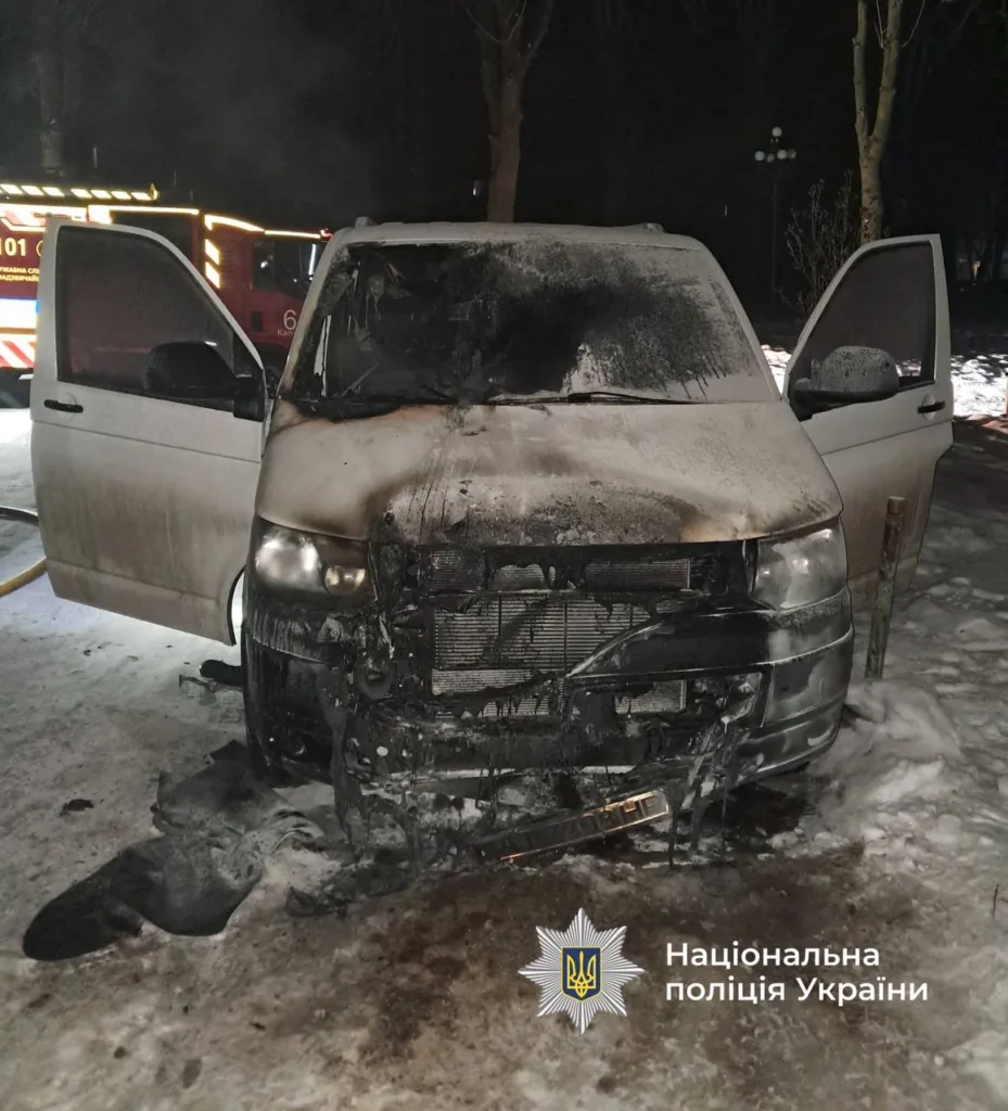 Згорілий автомобіль після пожежі взимку