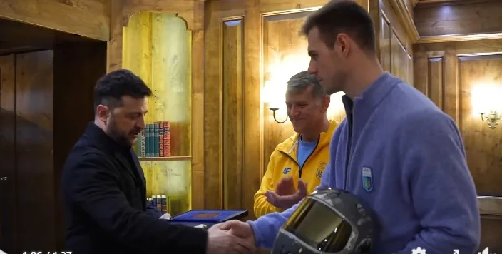 Чоловіки тиснуть руки в кабінеті з деревом