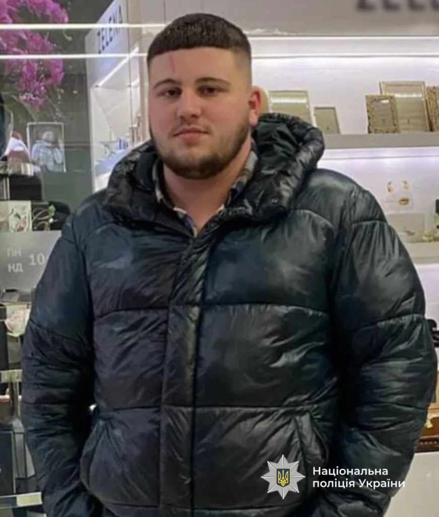 Чоловік у чорній куртці стоїть у магазині