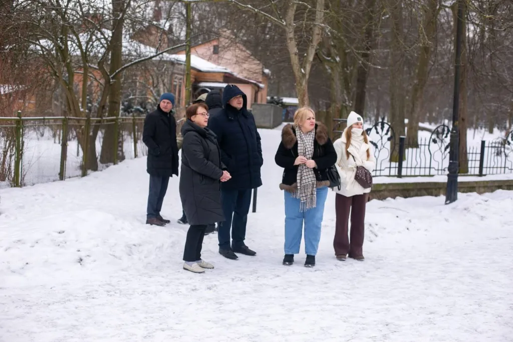 Люди стоять на снігу в зимовому парку