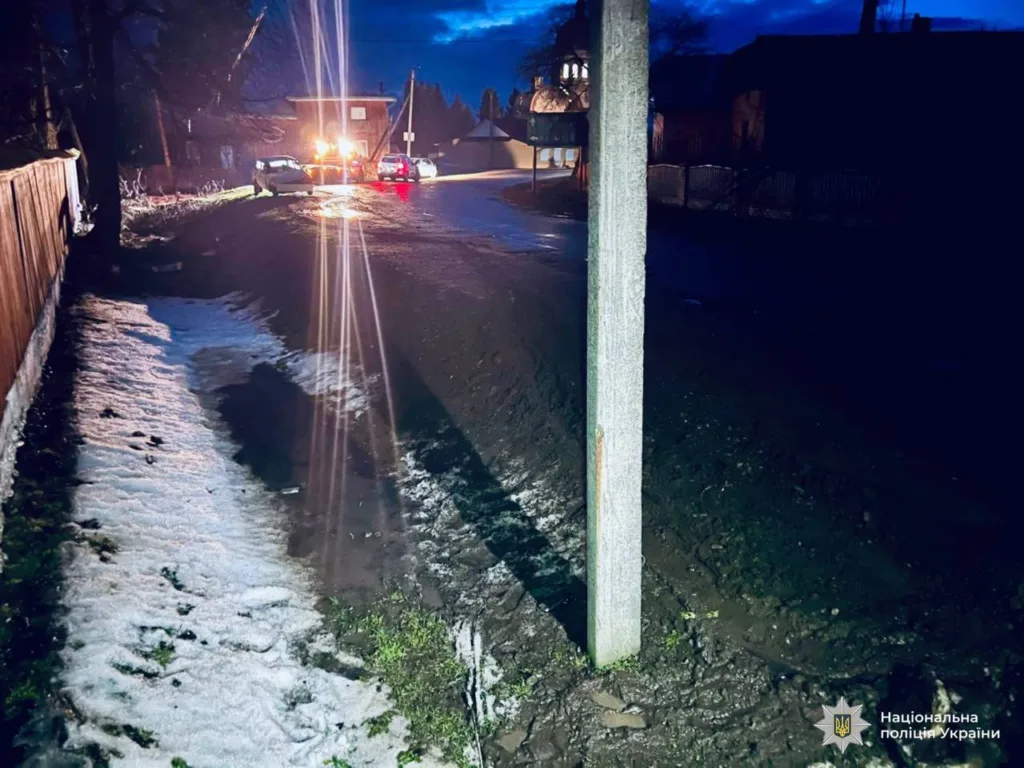 Нічна дорога з автомобілем поліції України