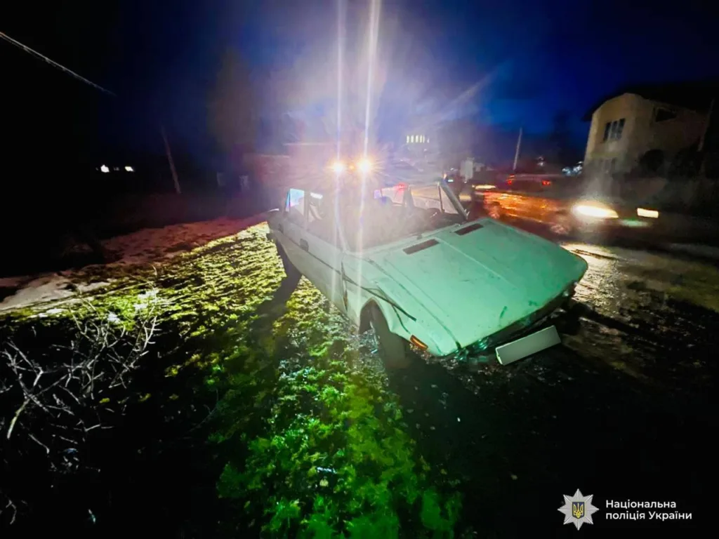 Автомобіль після аварії на мокрій дорозі вночі