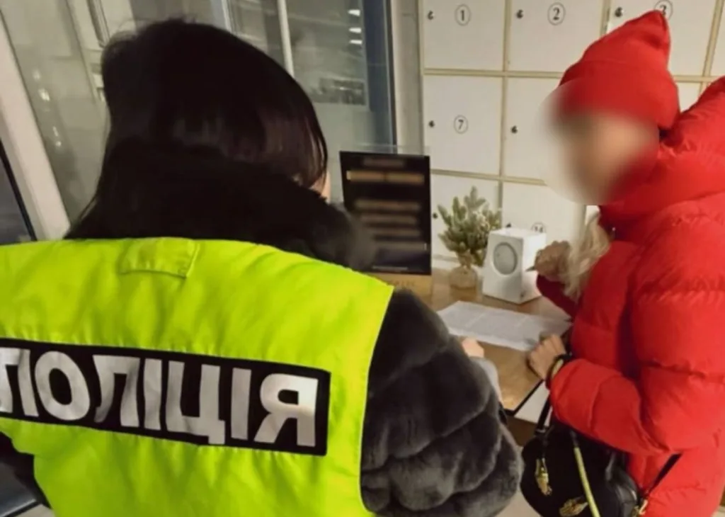 Поліція спілкується з жінкою у червоній куртці