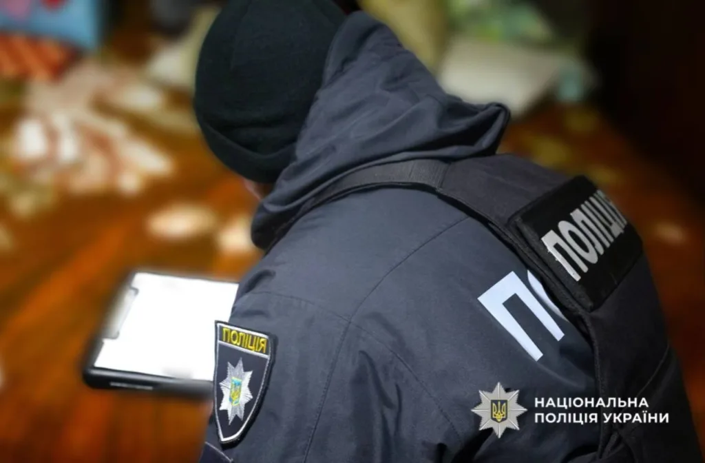 Офіцер Національної поліції України за роботою