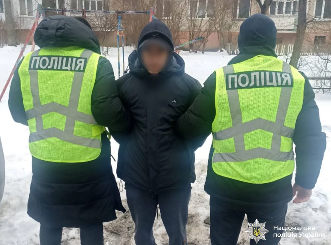 Поліція затримує підозрюваного на вулиці взимку