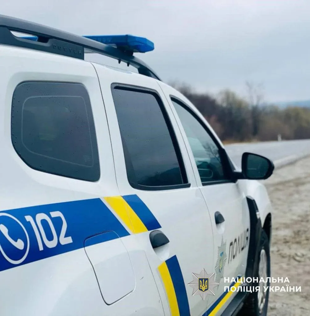 Поліцейський автомобіль Національної поліції України на дорозі