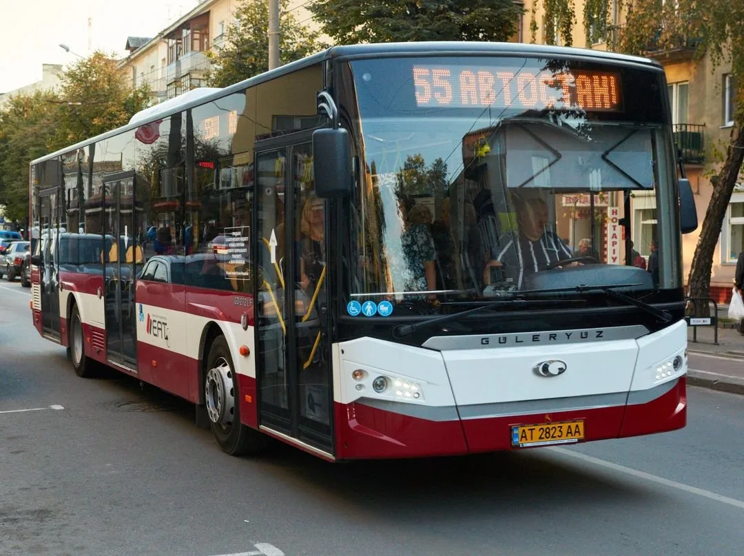 Міський автобус маршруту 55 на вулиці