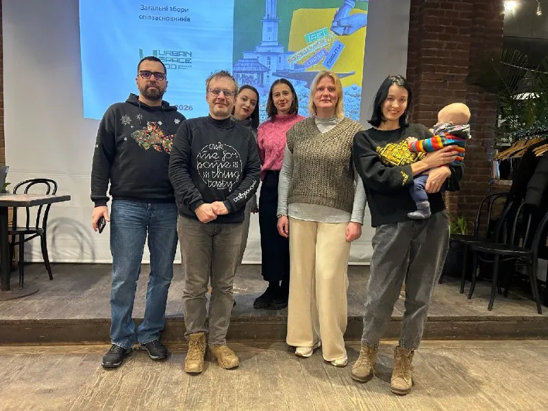 Група людей на події в приміщенні