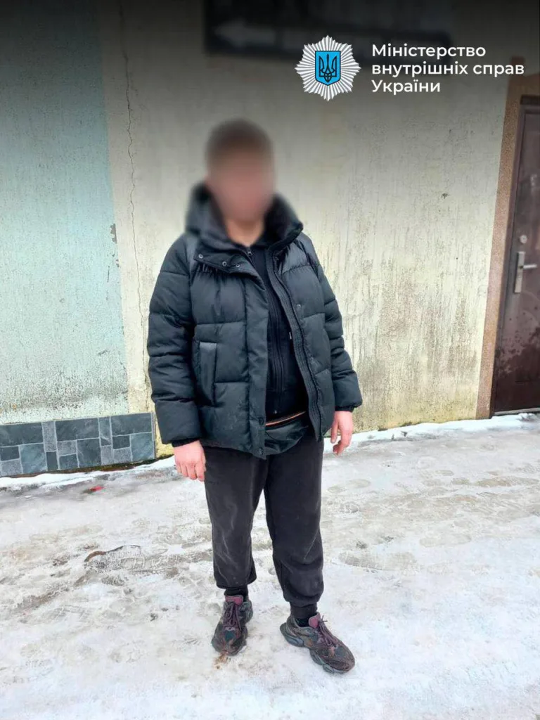 Людина у зимовому одязі біля будівлі МВС України