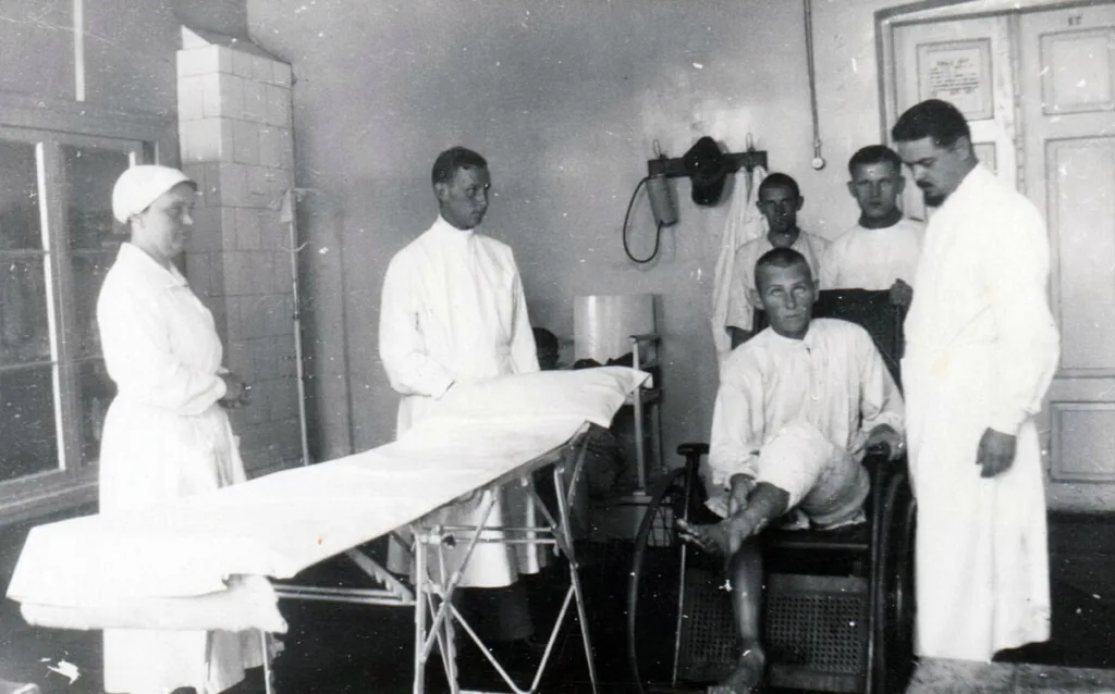 Лікарі оглядають пацієнта у лікарні