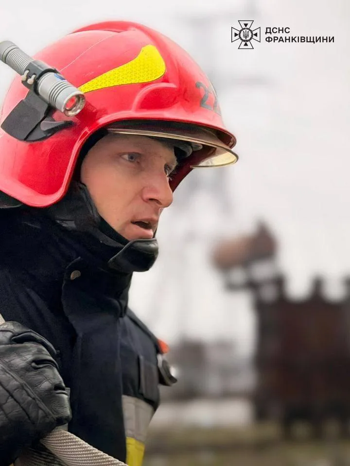 Пожежник ДСНС Івано-Франківщини тримає пожежний рукав