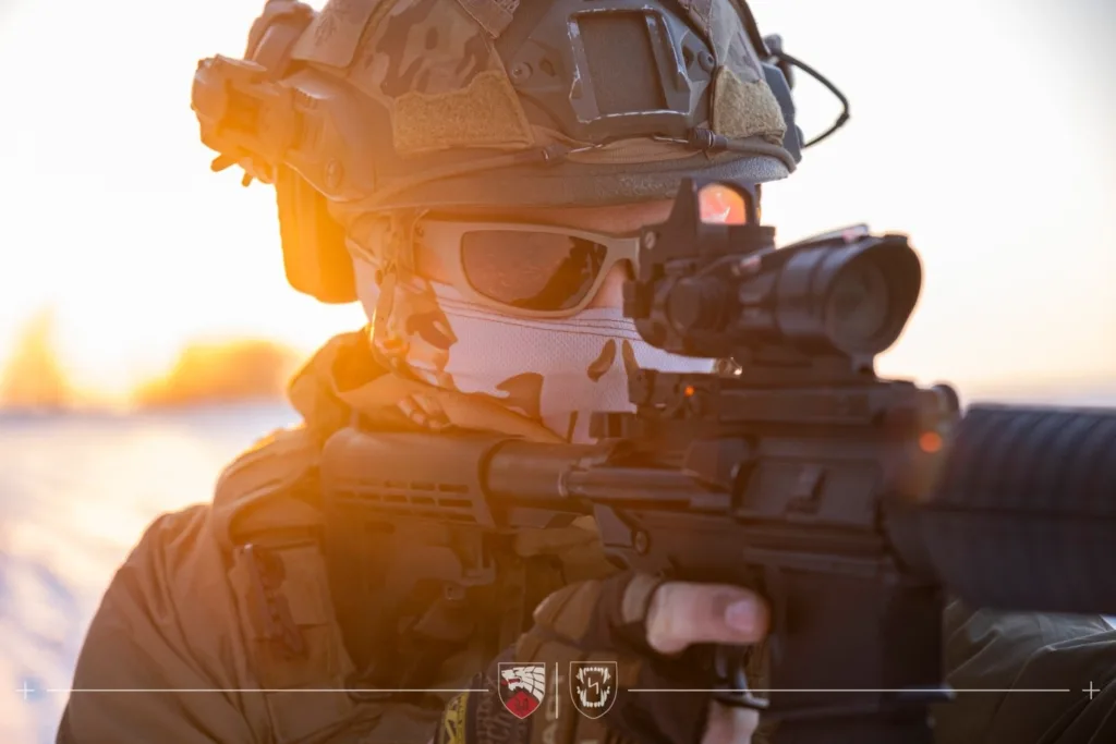 Військовий зі зброєю на заході сонця