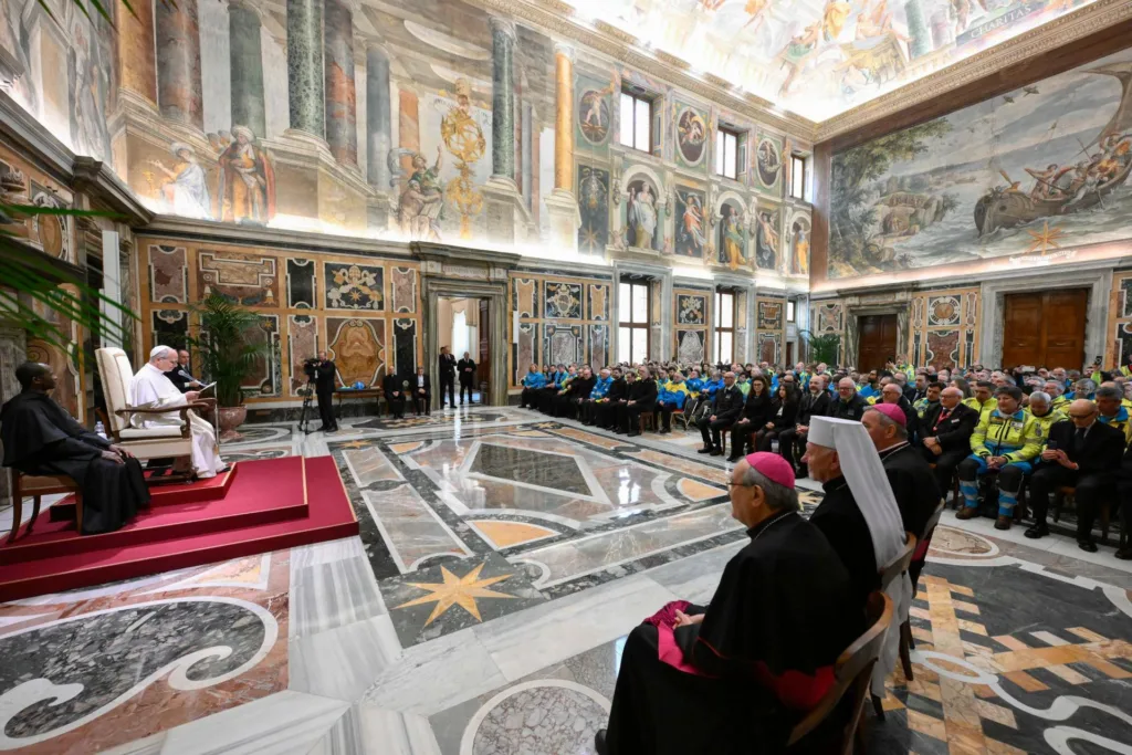 Зустріч у пишній залі Ватикану з духовенством