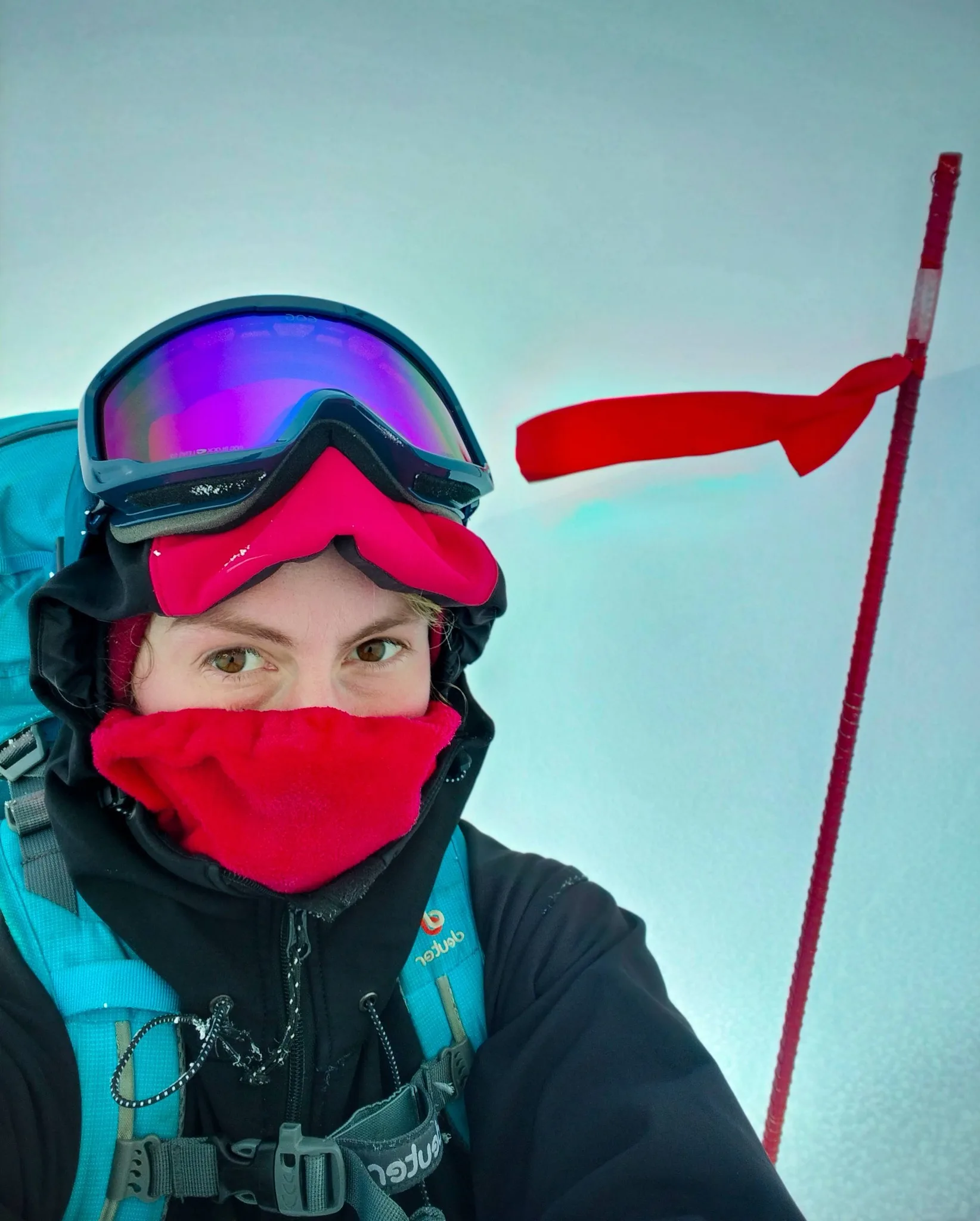 Альпініст у зимовому спорядженні на снігу