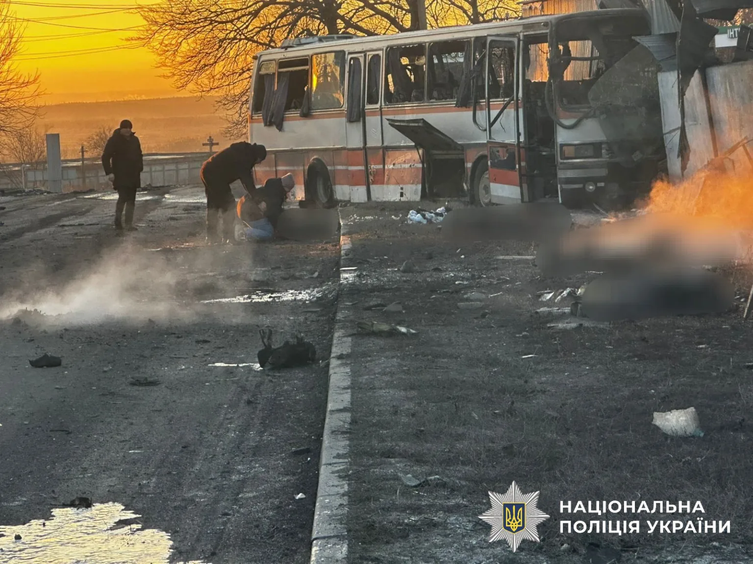 Зруйнований автобус після вибуху на дорозі