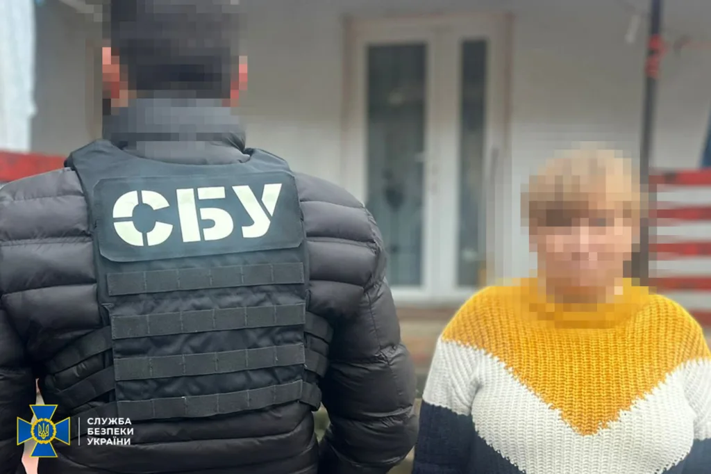 Офіцер СБУ поруч із жінкою біля будинку