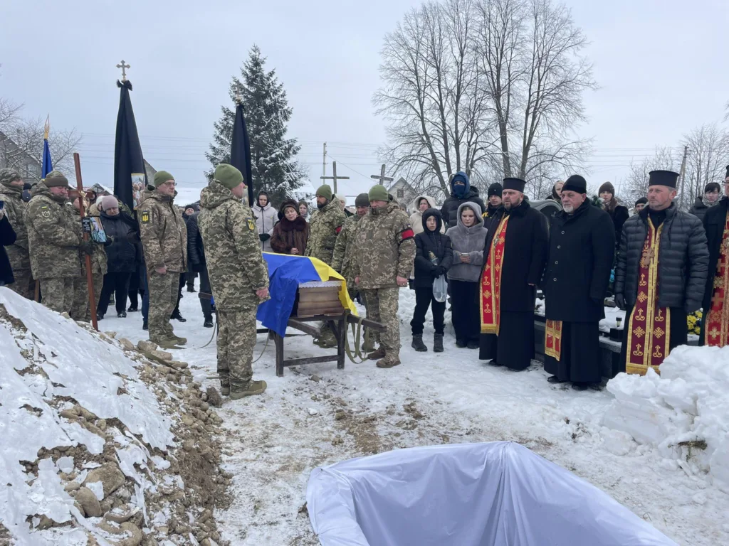 Похорон військового з українським прапором узимку