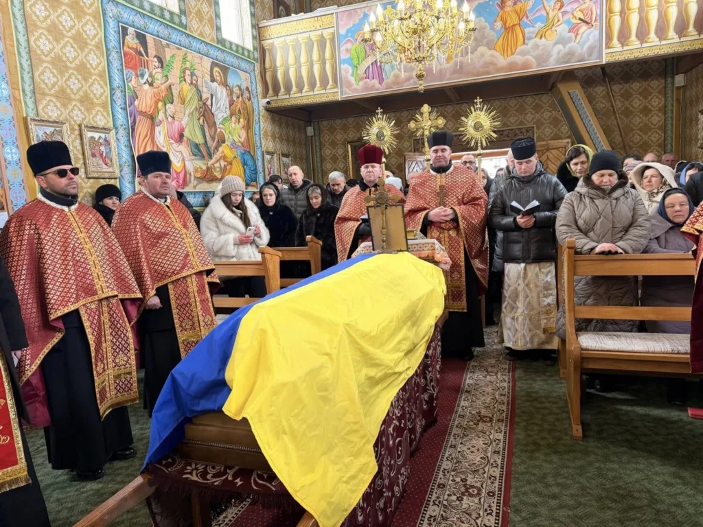 Похоронна церемонія в церкві з прапором України