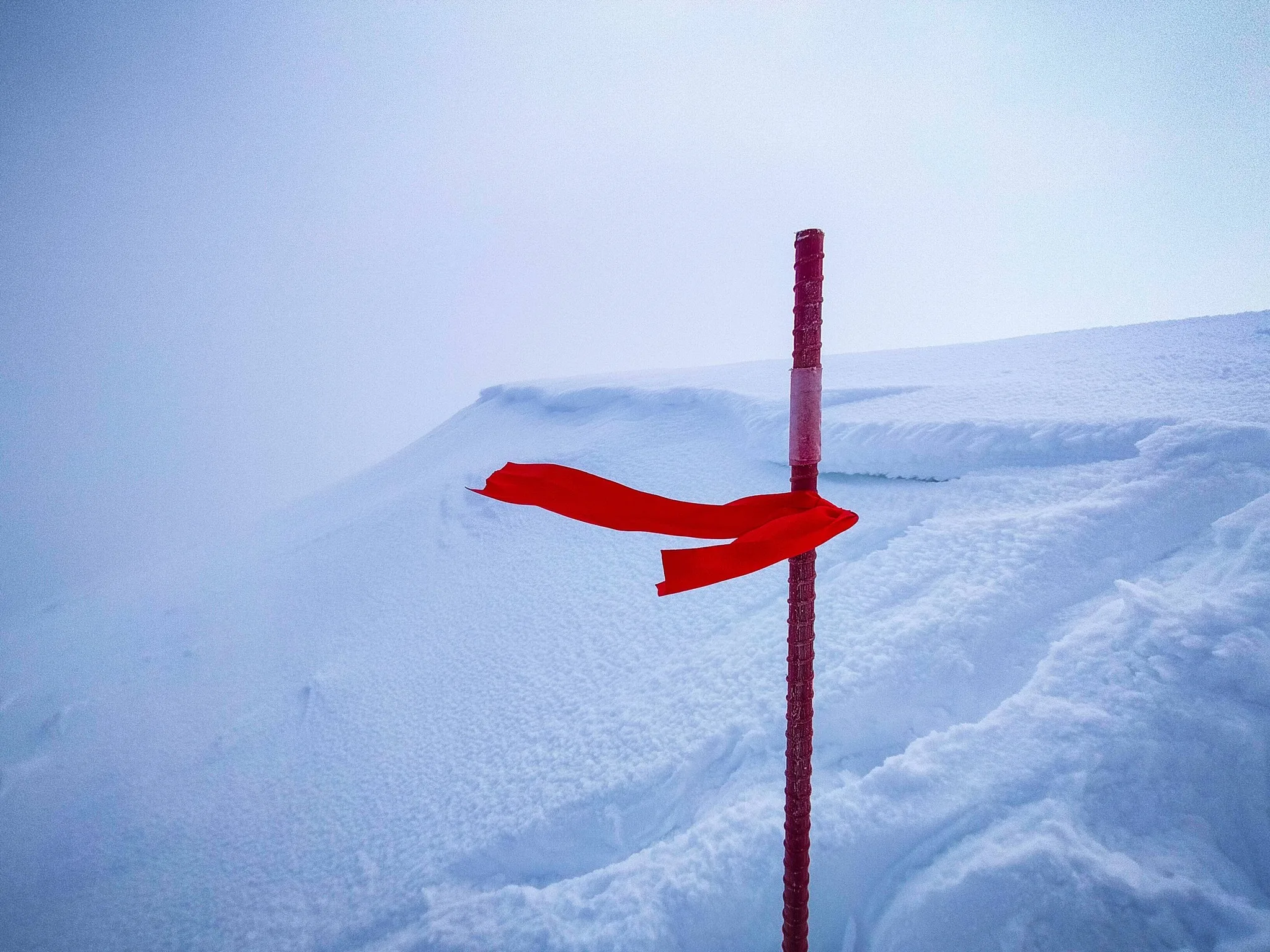 Червона стрічка на сніговій горі